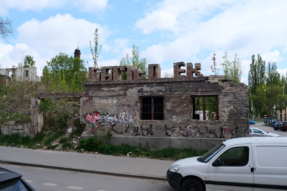 Napis Game Over na ruinach dawnej łaźni Łabęckich przy Farbiarskiej