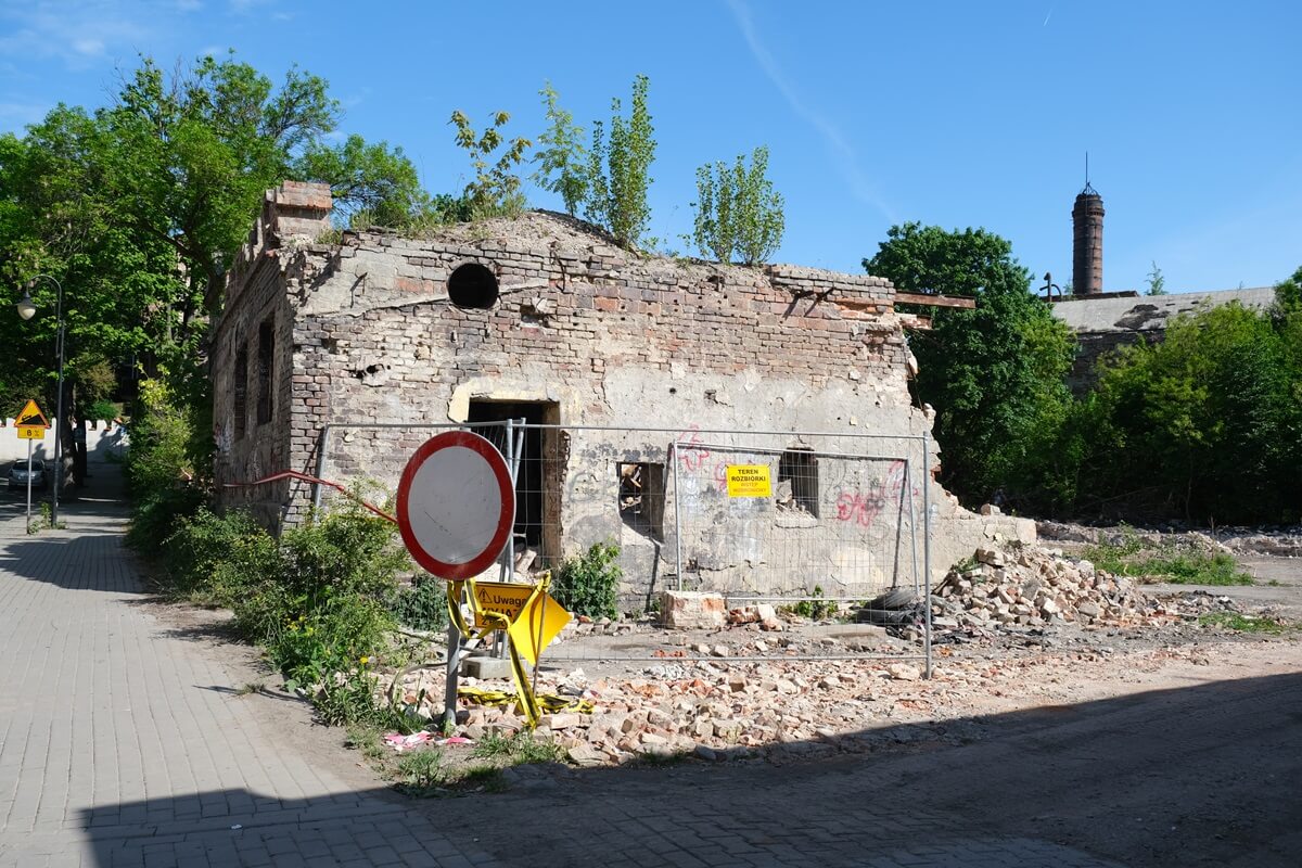 Rozbiórka budynków dawnej łaźni Łabęckich przy ul. Farbiarskiej