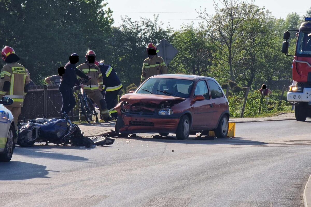 Borzechów Kolonia. Motocyklista zderzył się z oplem na łuku drogi