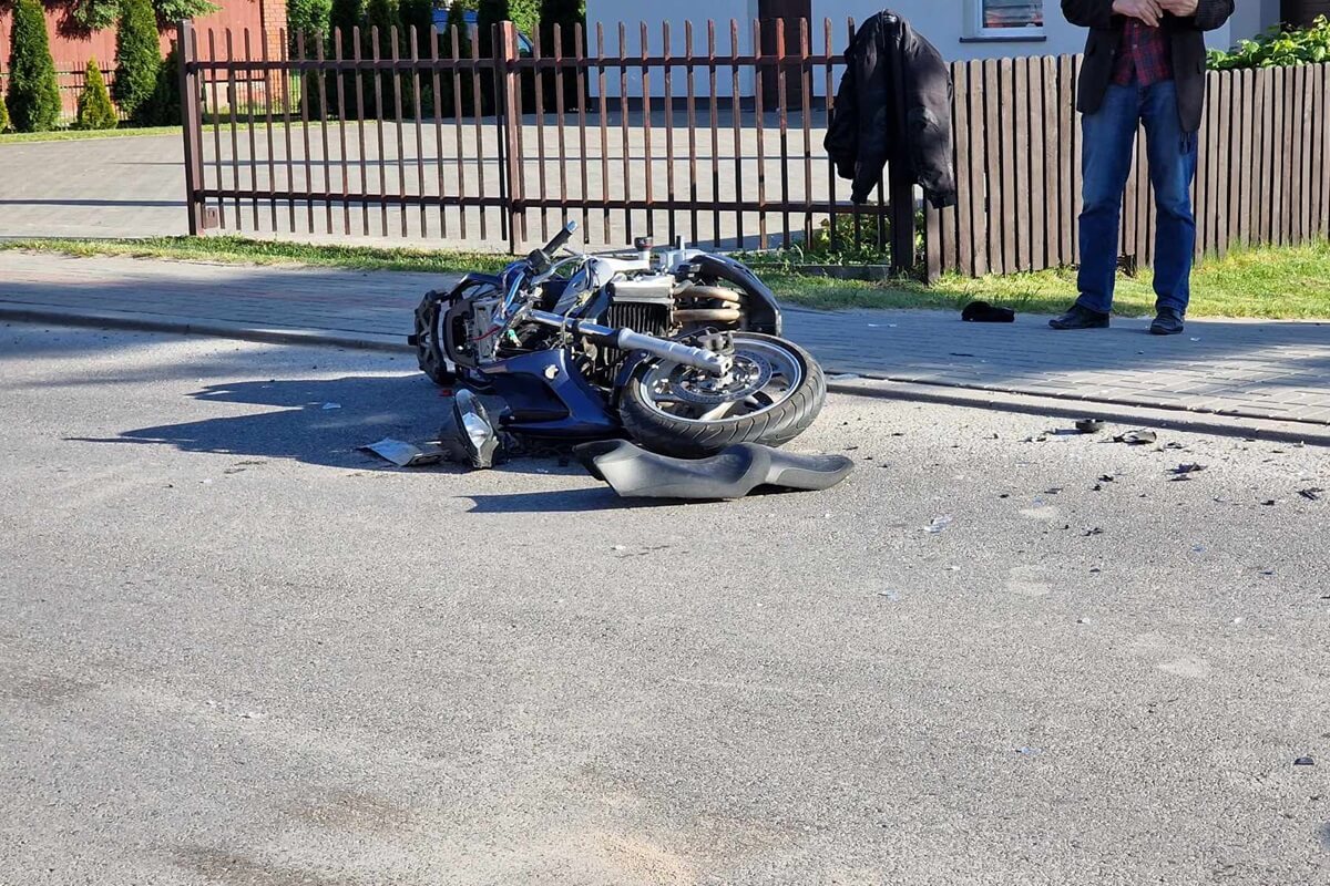 Uszkodzony motocykl po zderzeniu z oplem